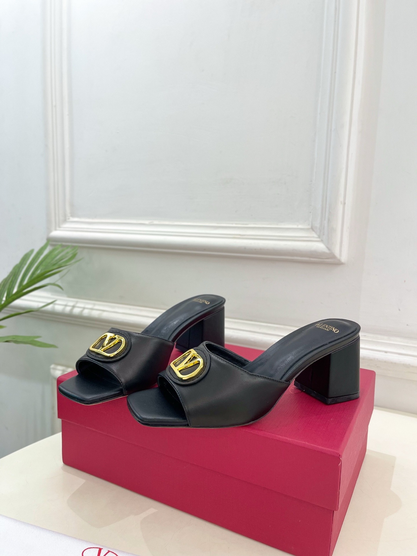 발*티노 25ss 신상 시그니처 메탈 V버클 슬리퍼