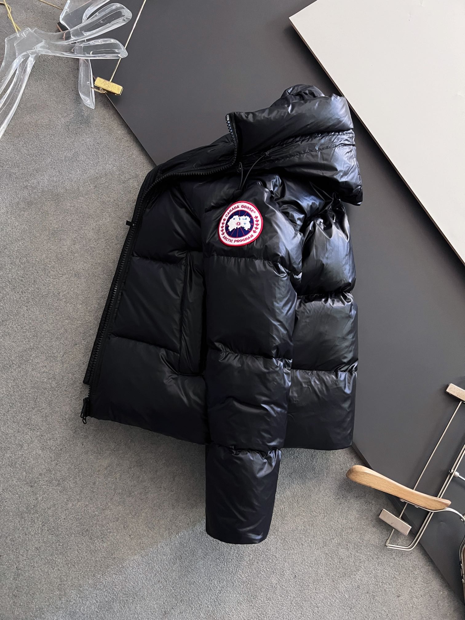 캐*다구스 신상FW 와펜 지퍼형 다운 패딩