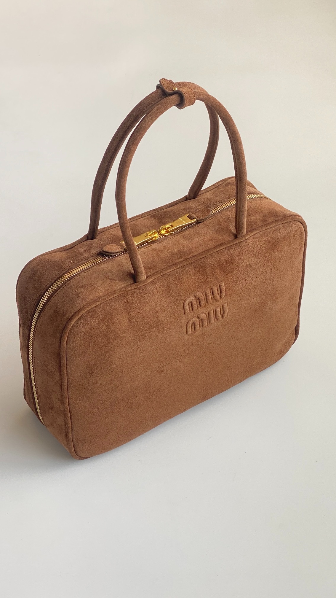 미우미우 스웨이드 볼링 백