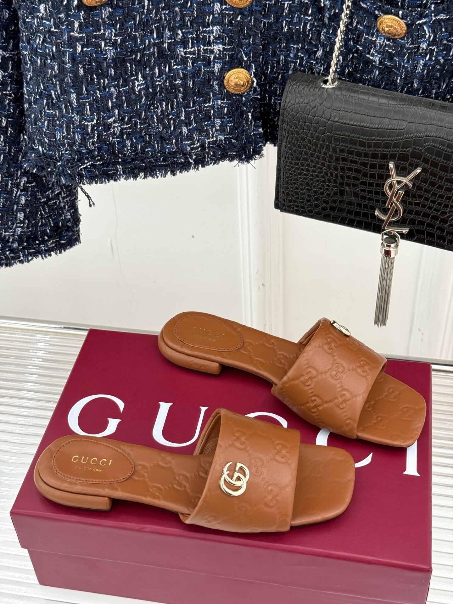 구* 클래식 엠보 플랫 샌들