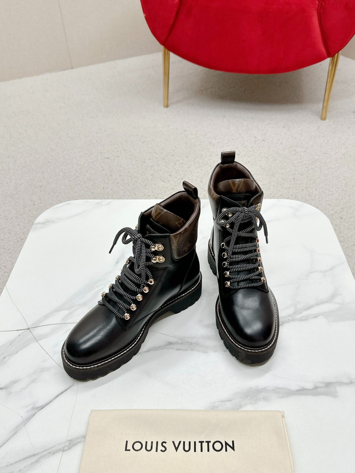 루*비통 신상 앵클 워커 스트랩 부츠