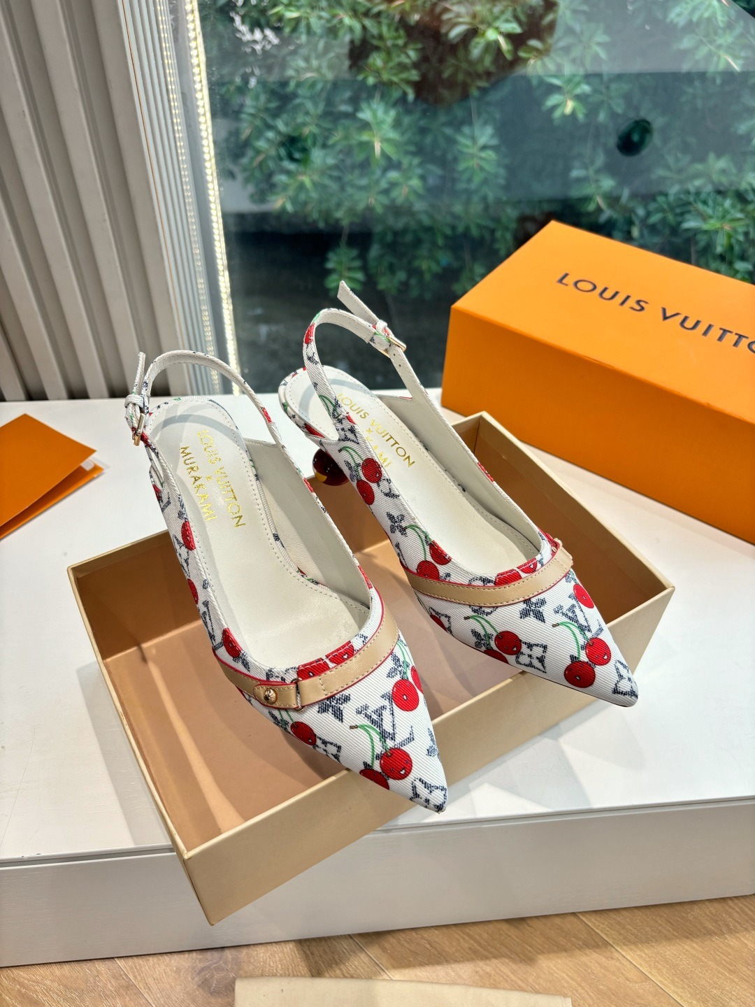루*비통 x 무*카미 신상 단화 샌들
