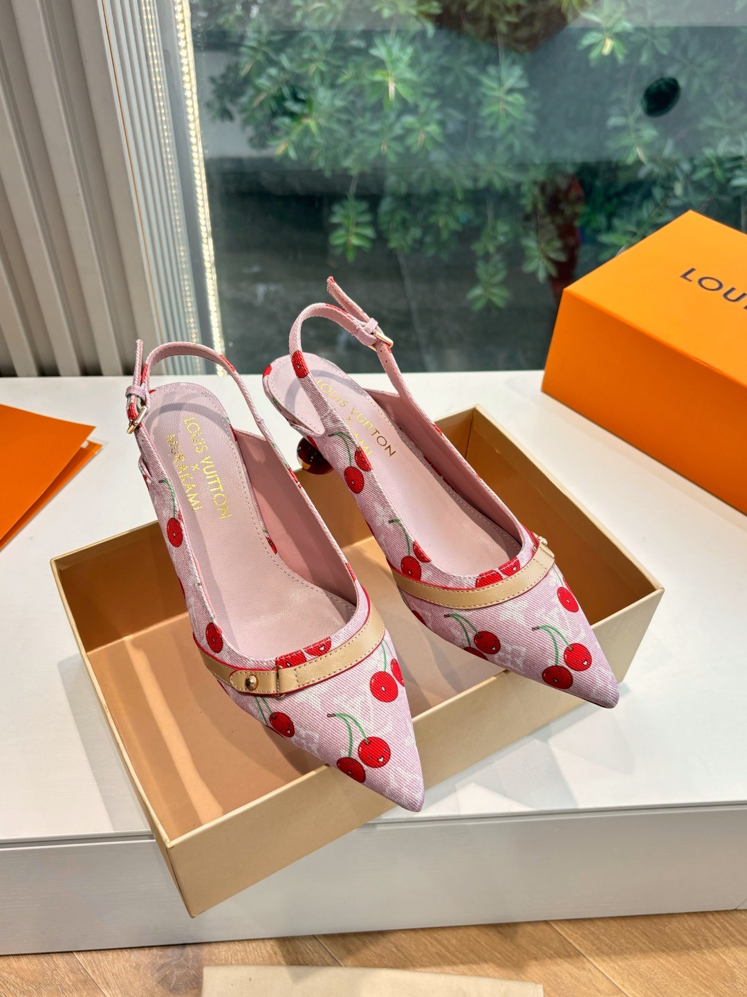 루*비통 x 무*카미 신상 단화 샌들