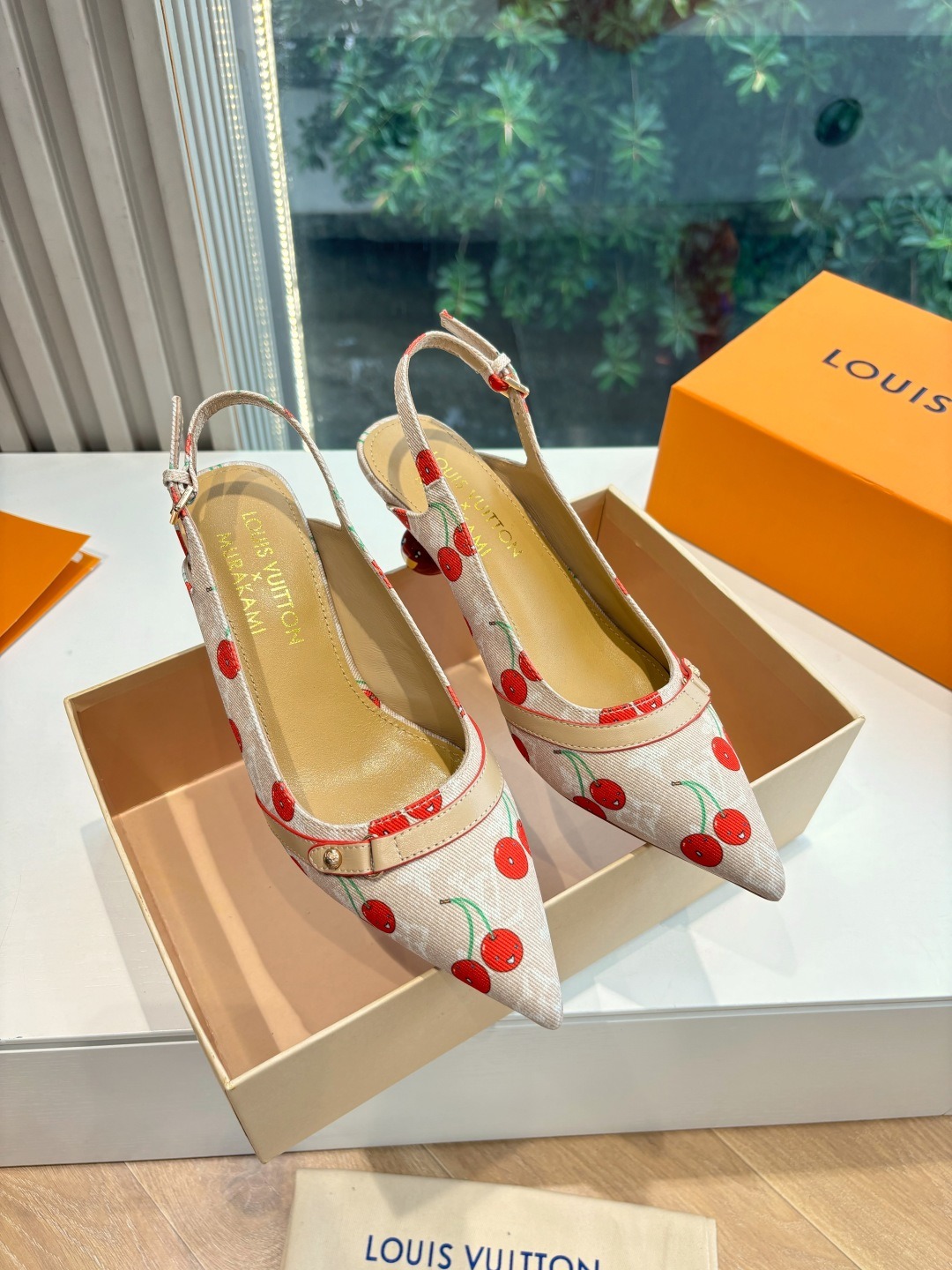 루*비통 x 무*카미 신상 단화 샌들