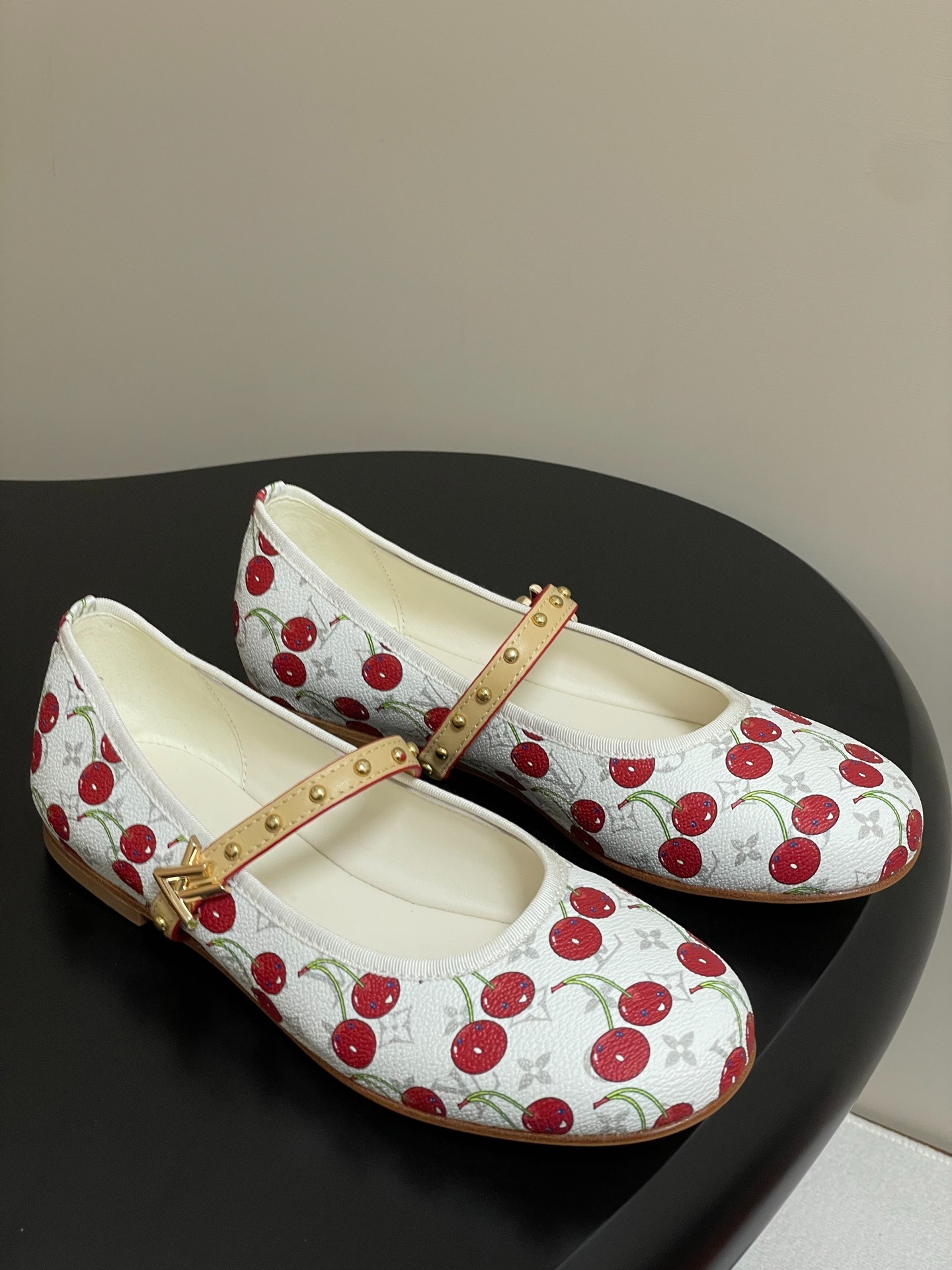 루*비통 25Ss 봄신상 × 무*카미 로미 플랫슈즈