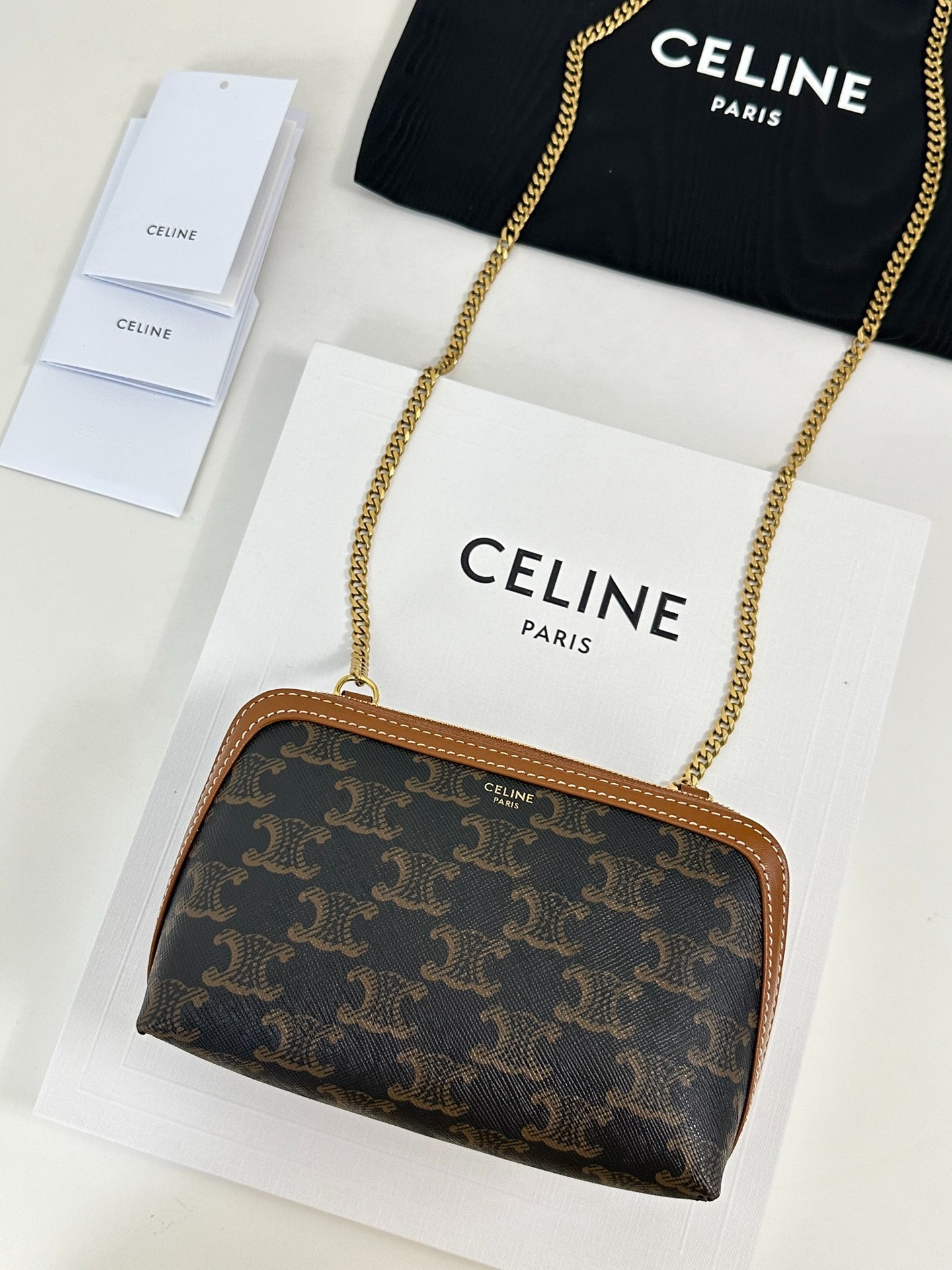 셀린느 트리옹프 캔버스 & 램스킨 체인 클러치 탄