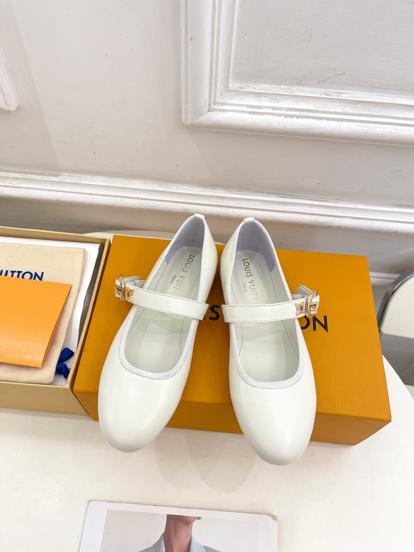 루*비통 25 뉴 무*카미 타카시 콜라보 발레화