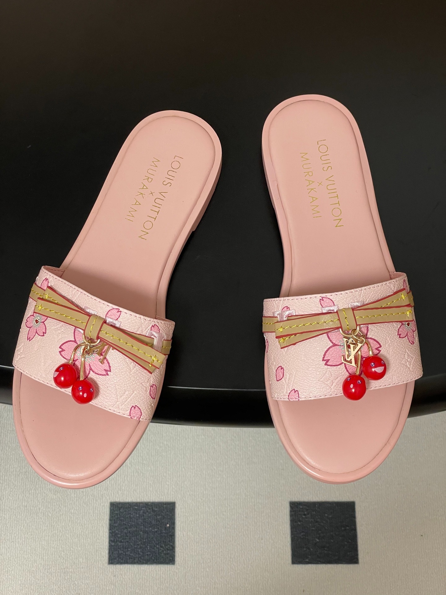 루*비통 25ss 신상 × 무*카미 체리 클래식 슬리퍼