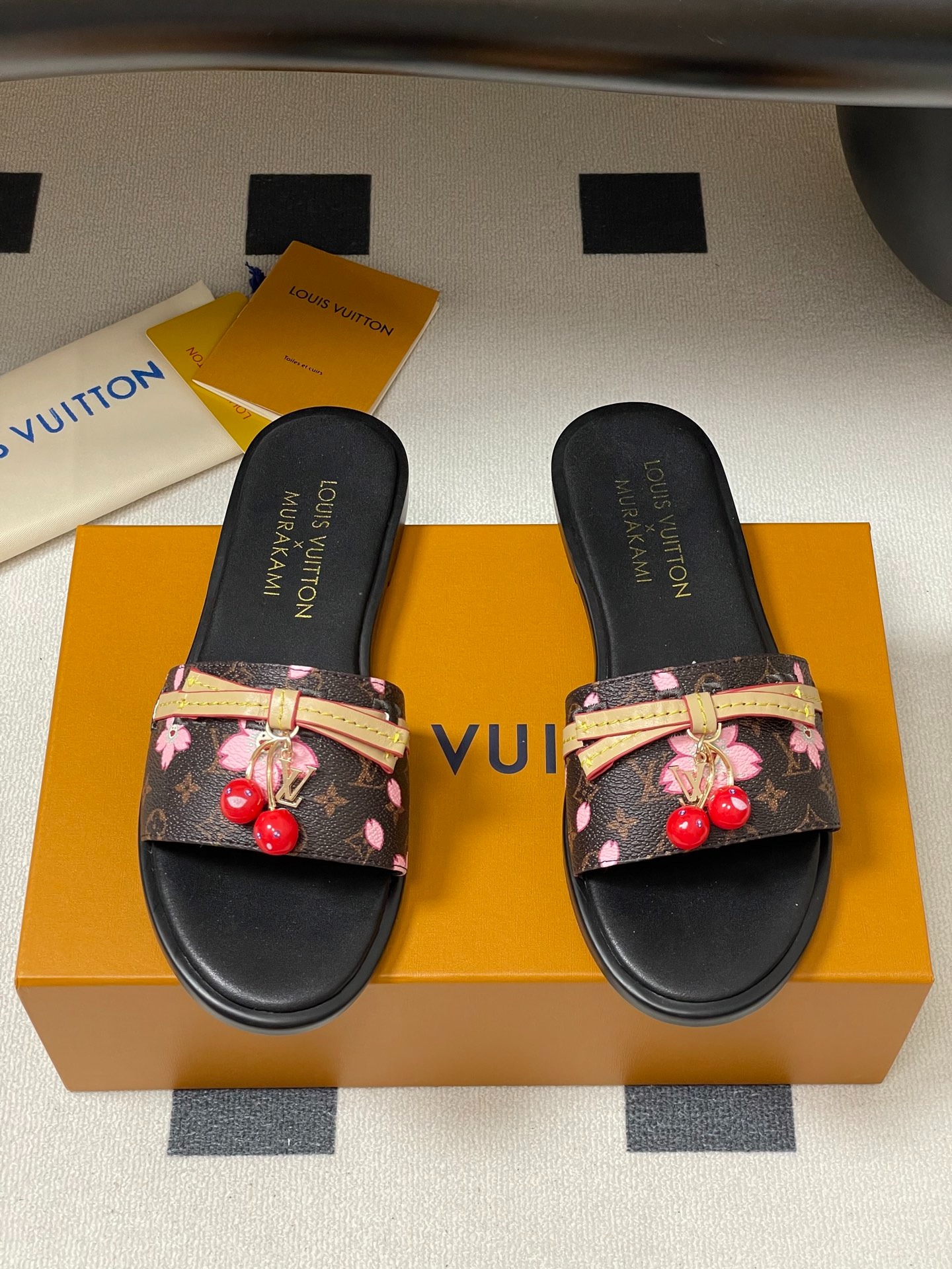 루*비통 25ss 신상 × 무*카미 체리 클래식 슬리퍼