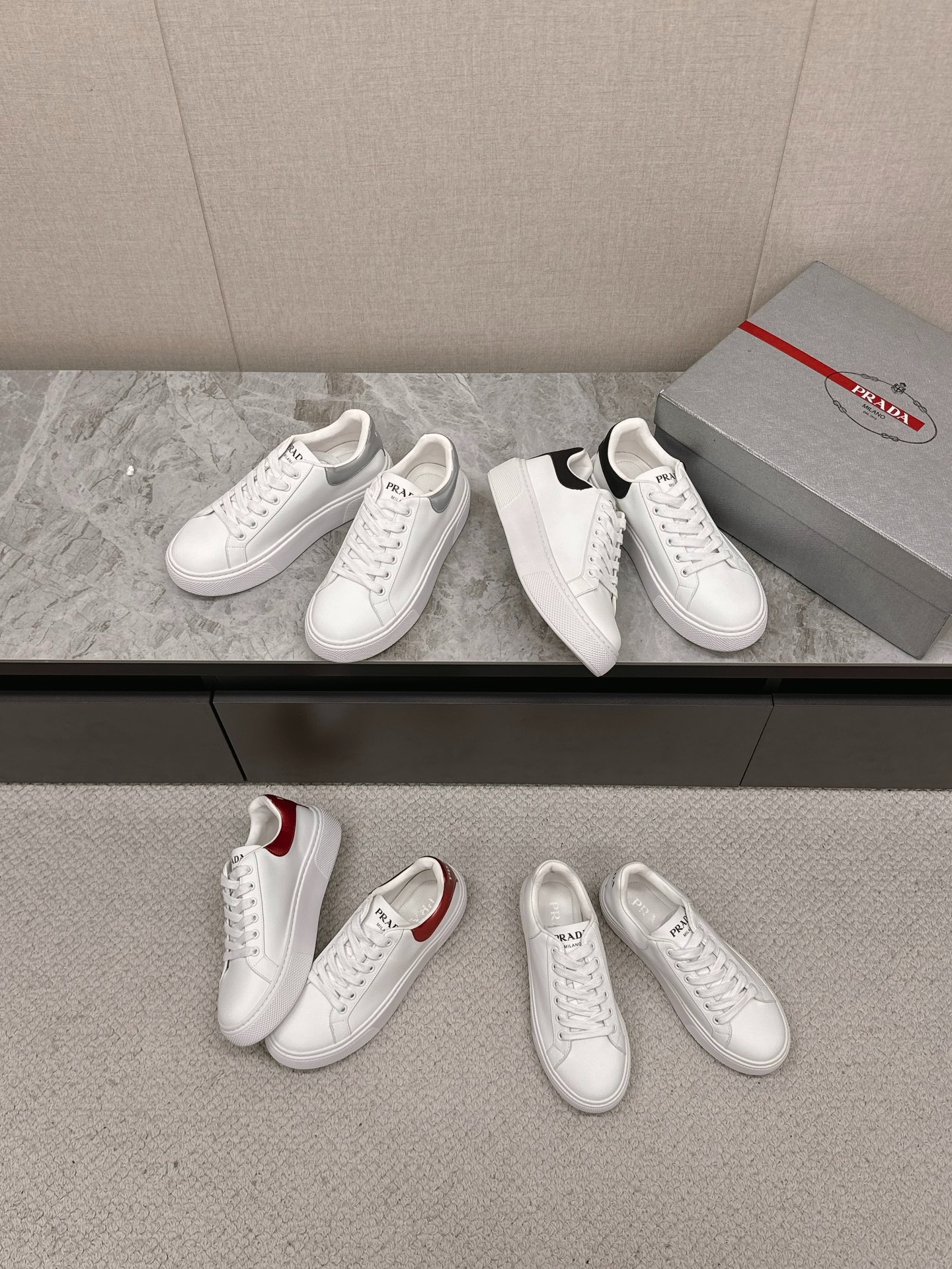 프*다 봄여름 최신 삼각로고 화이트 스니커즈