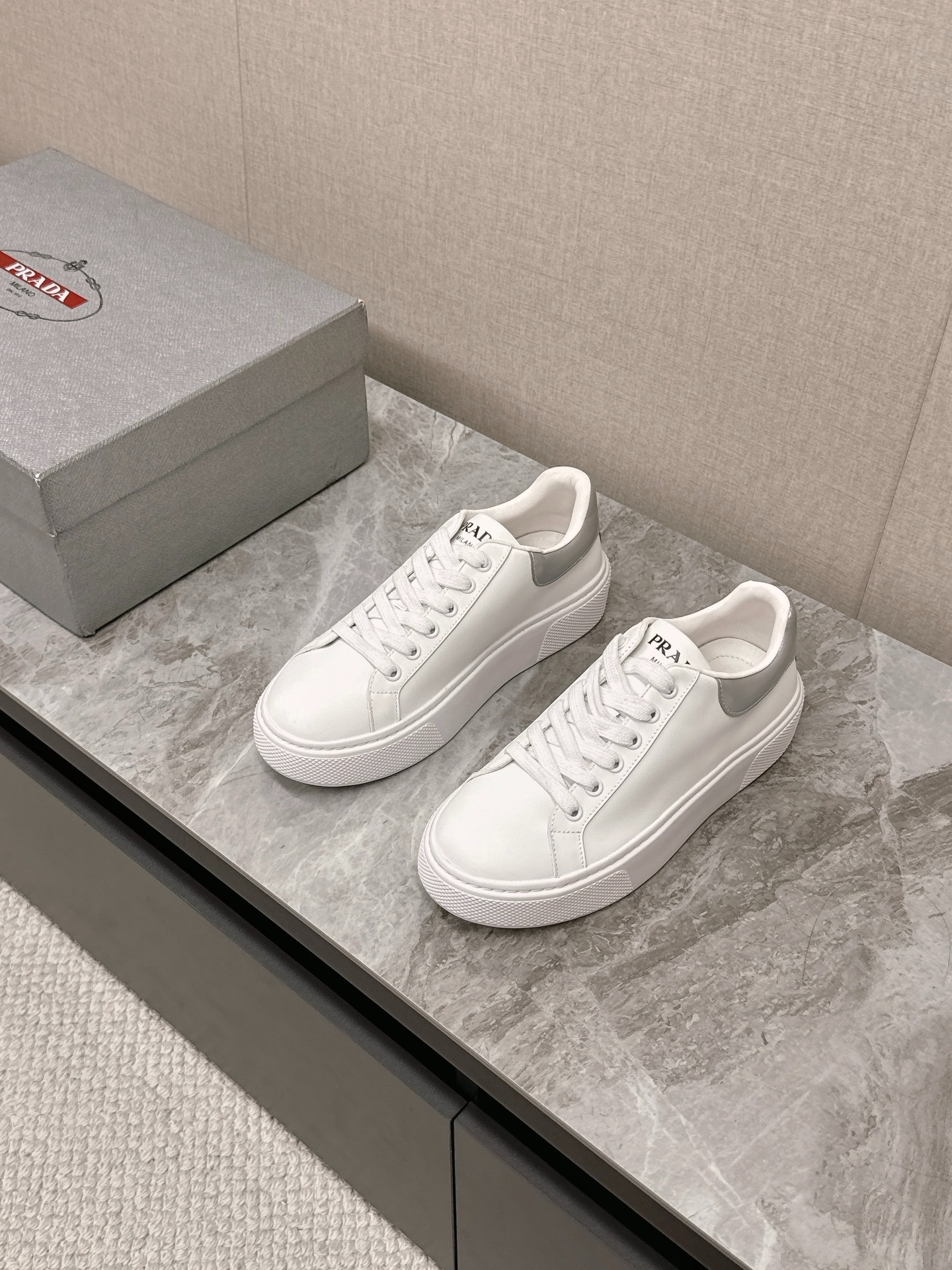 프*다 봄여름 최신 삼각로고 화이트 스니커즈