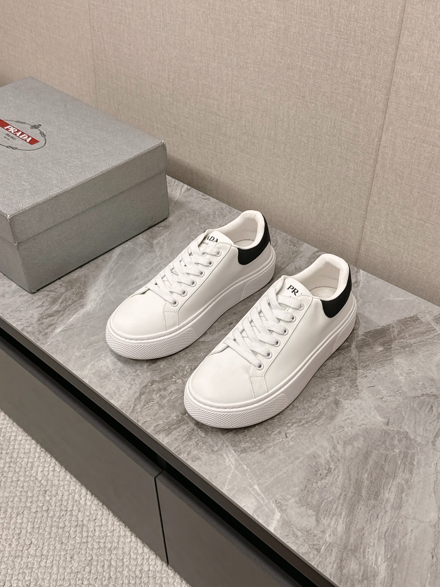 프*다 봄여름 최신 삼각로고 화이트 스니커즈