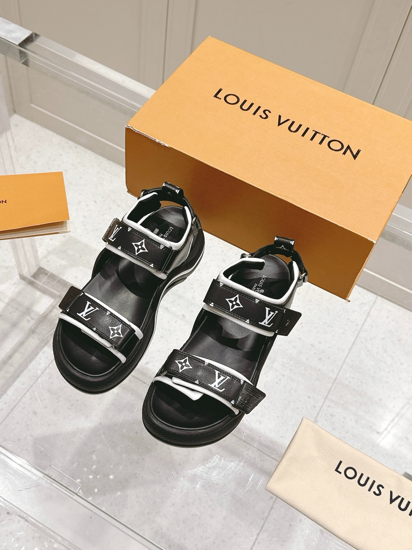 루*비통 2025 신상 아치형 벨크로 샌들