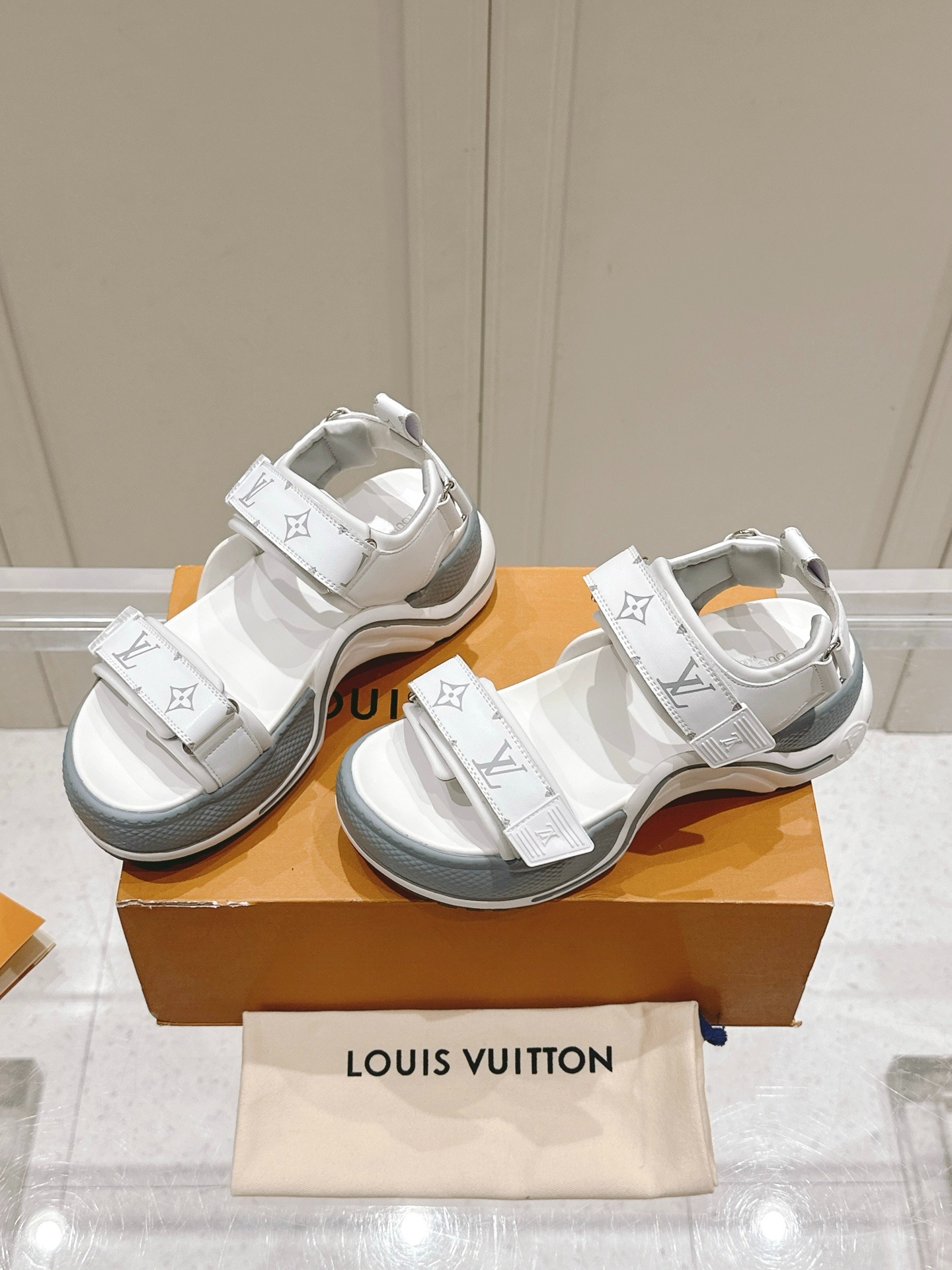 루*비통 2025 신상 아치형 벨크로 샌들