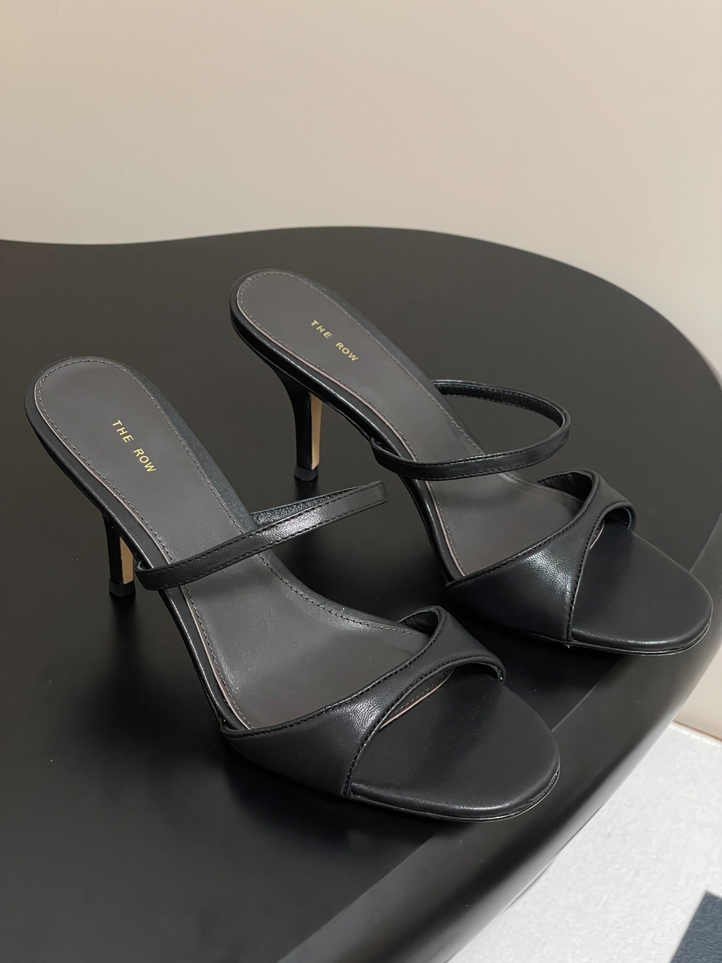 더*우 25s 봄여름 신상 심플 메탈가죽 통굽 샌들