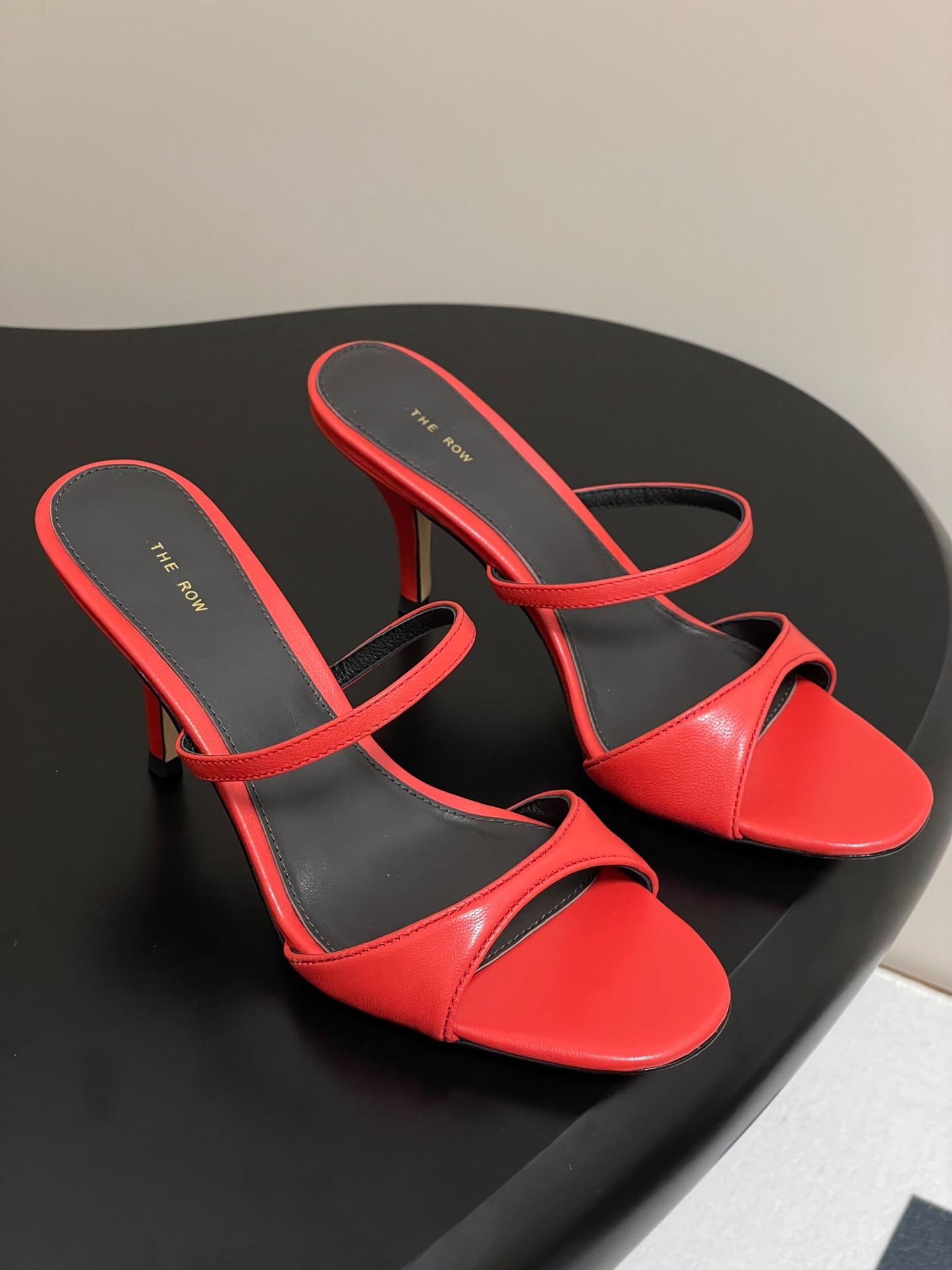 더*우 25s 봄여름 신상 심플 메탈가죽 통굽 샌들