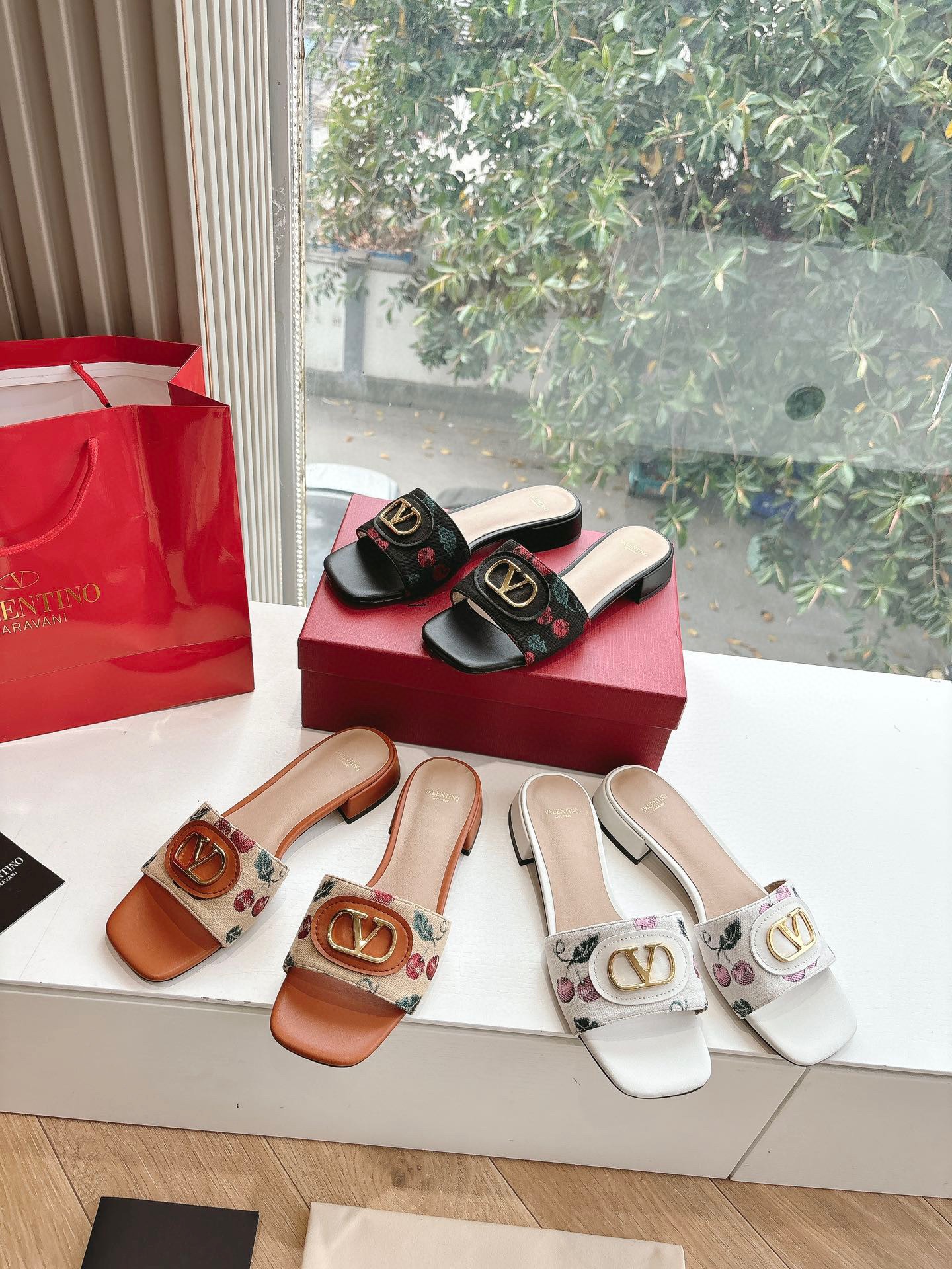 발*티노 클래식 2025 봄여름 메탈릭 슬리퍼