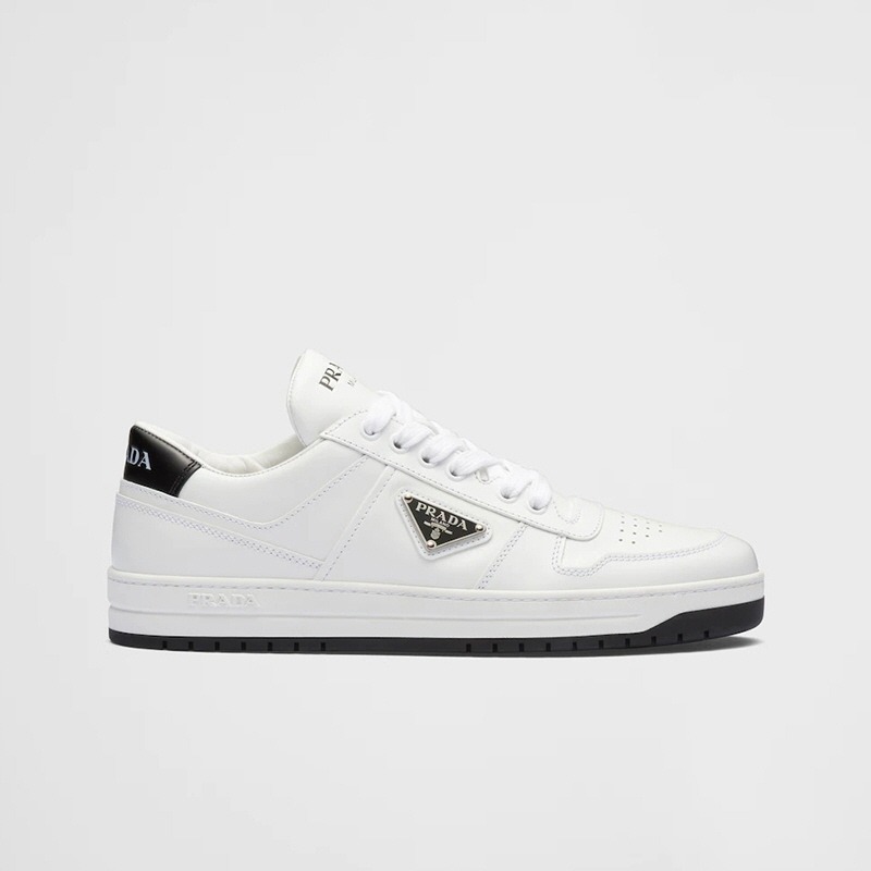 프라다 다운타운 퍼포레이트 가죽 스니커즈 