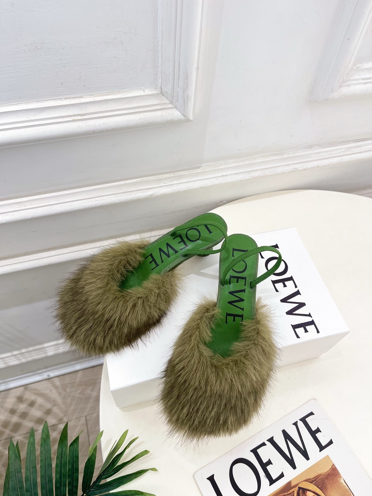 로*베 26 신상 퍼리 슬라이드 샌들