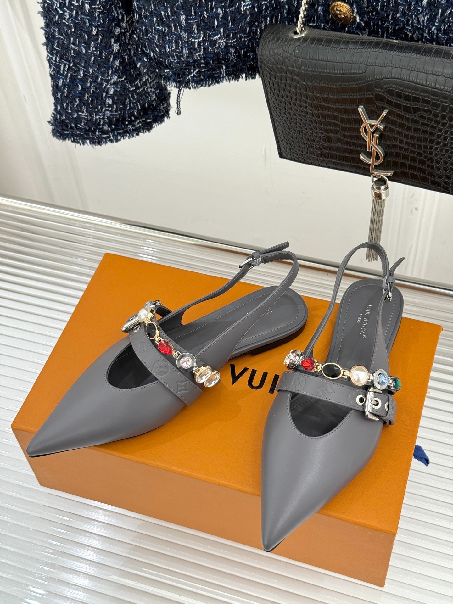 루*비통 신상 체인 스틸레토 샌들