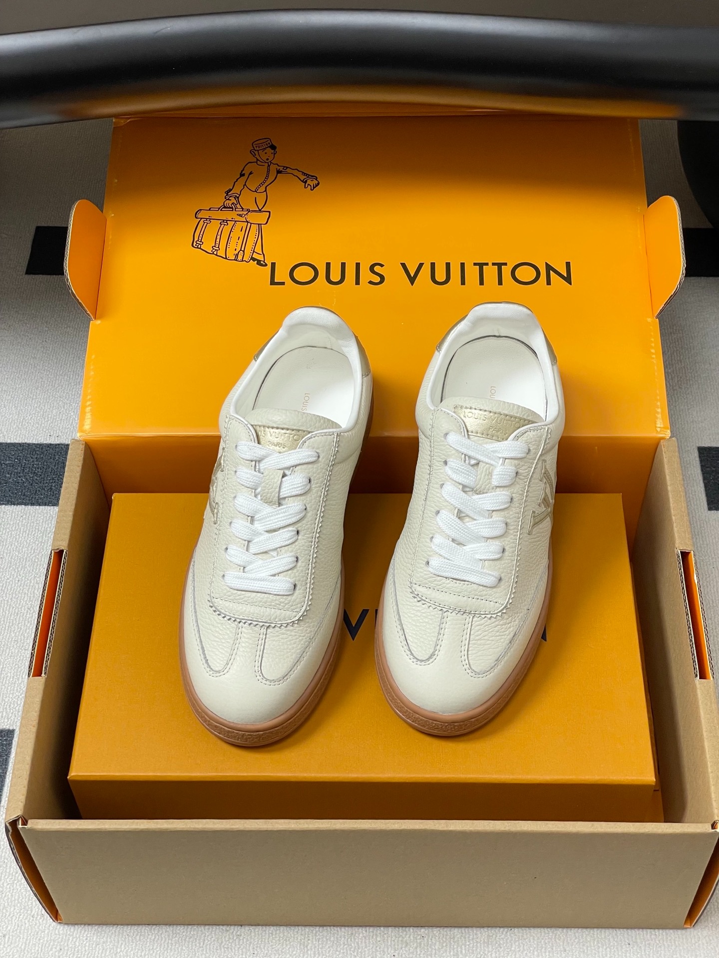 루*비통 신상 통굽 스니커즈