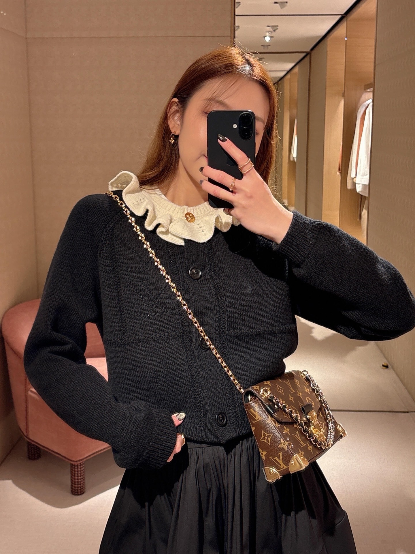 루*비통 26SS 프릴넥 숏니트 가디건