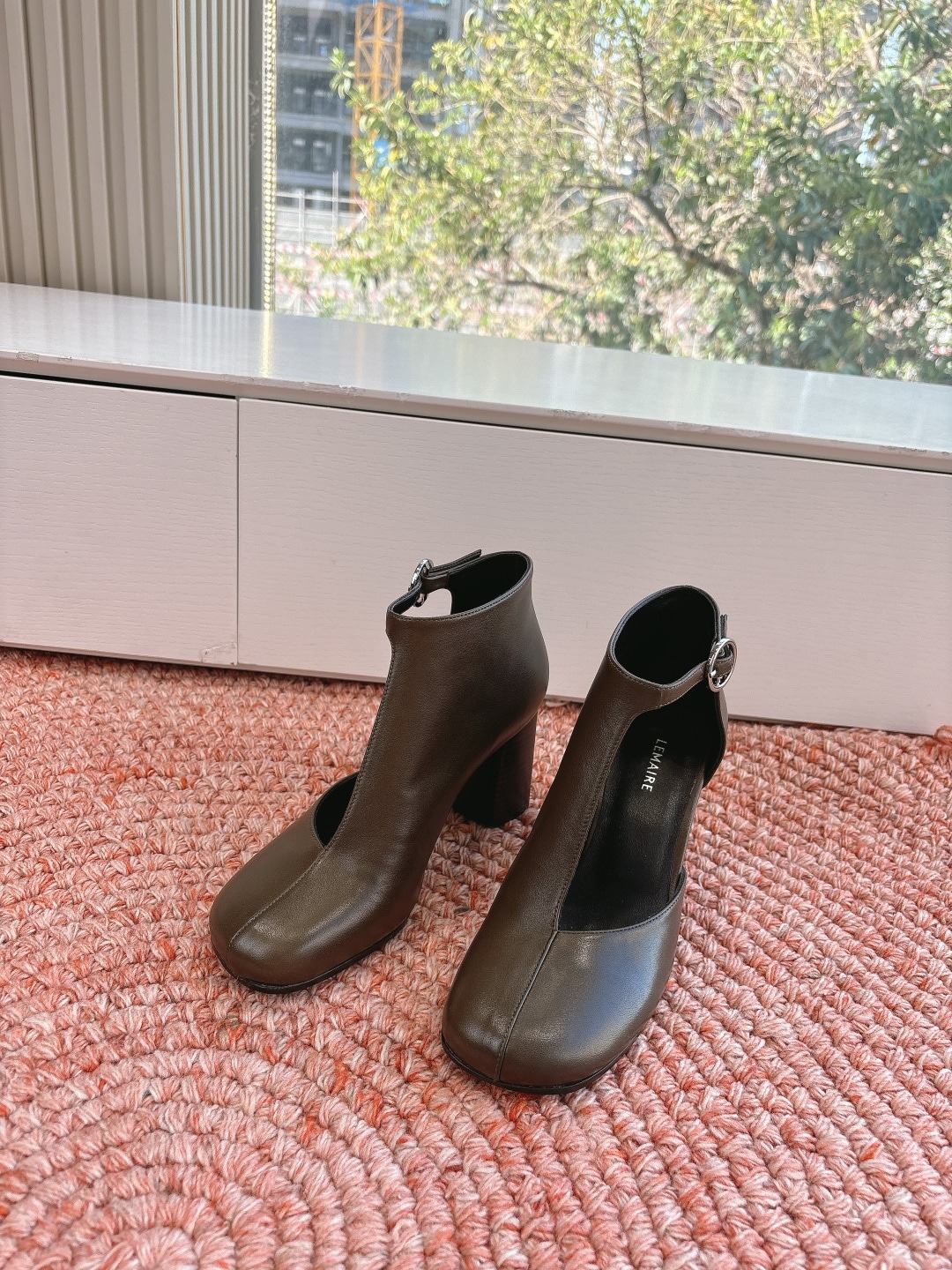 르*르 통굽 펀칭 앵클부츠