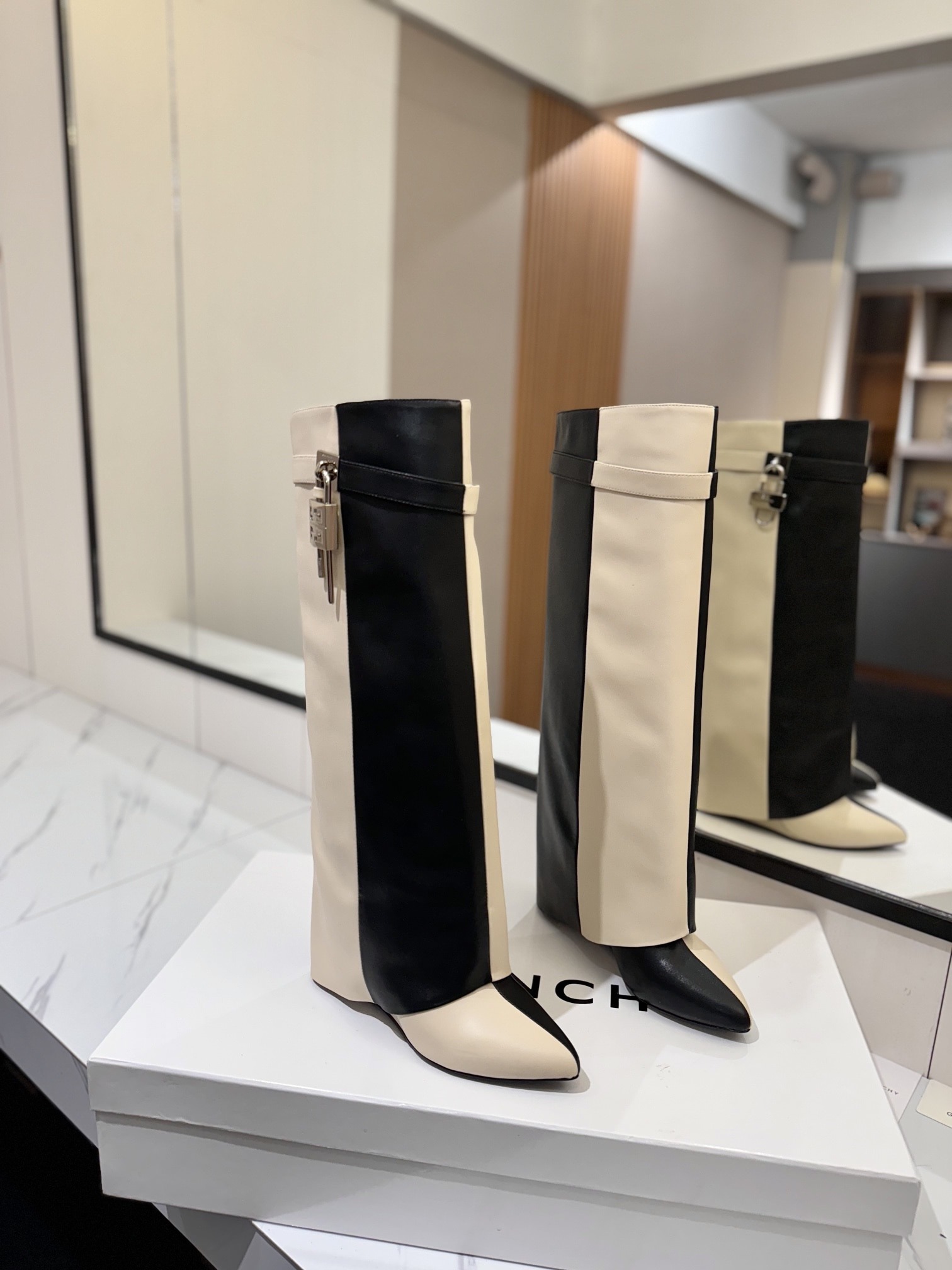 지*시 신상 샤크 락 부츠