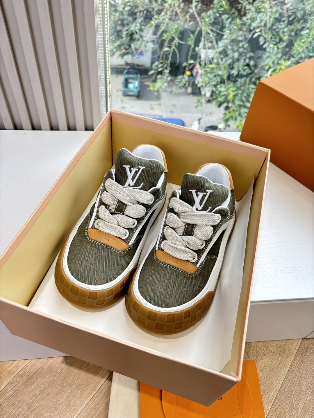 루*비통 틸티드 스니커즈