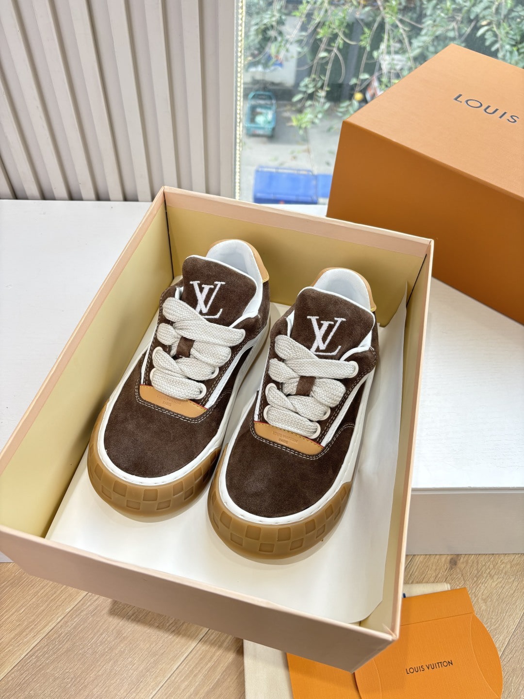 루*비통 틸티드 스니커즈