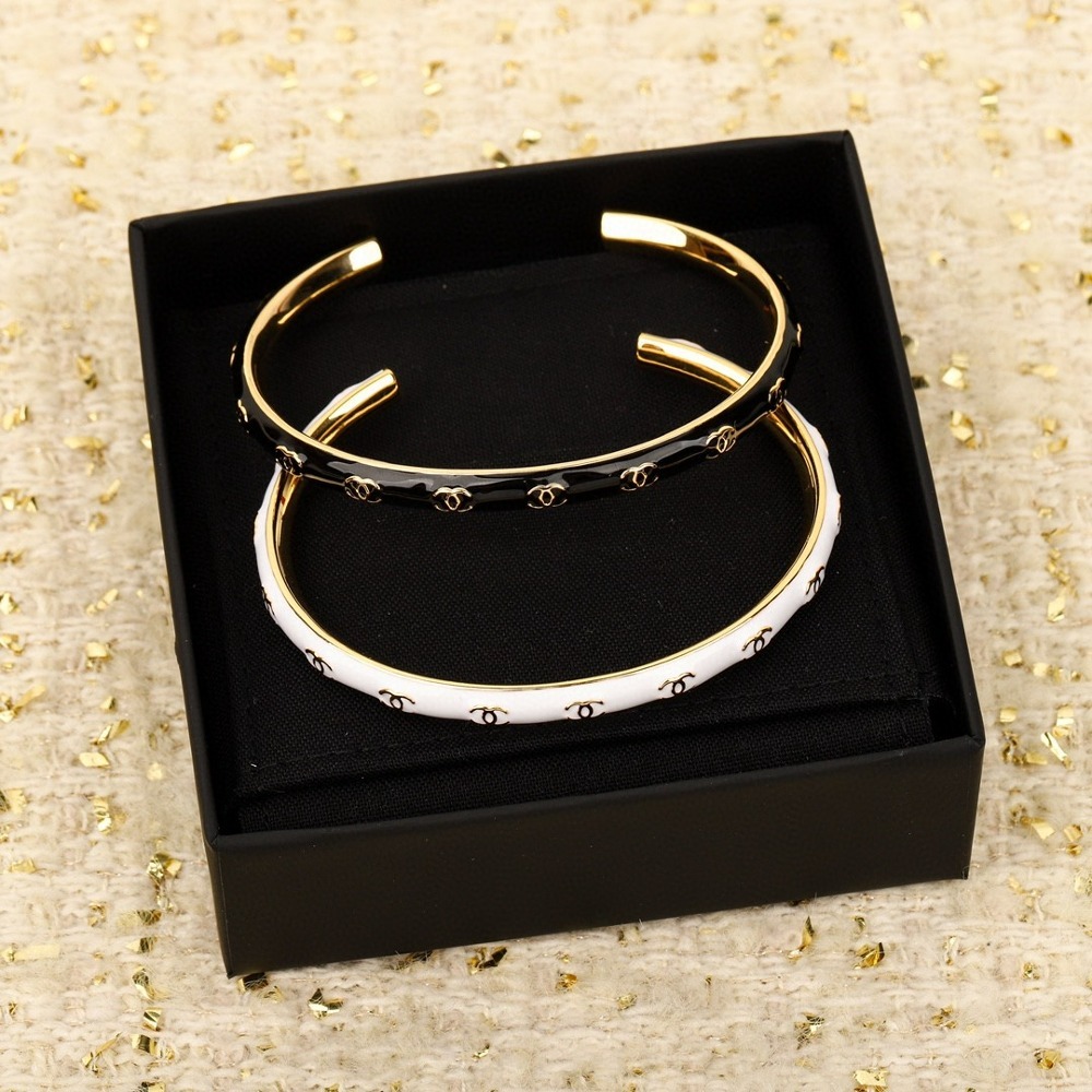 샤* 흑백 레터링 팔찌