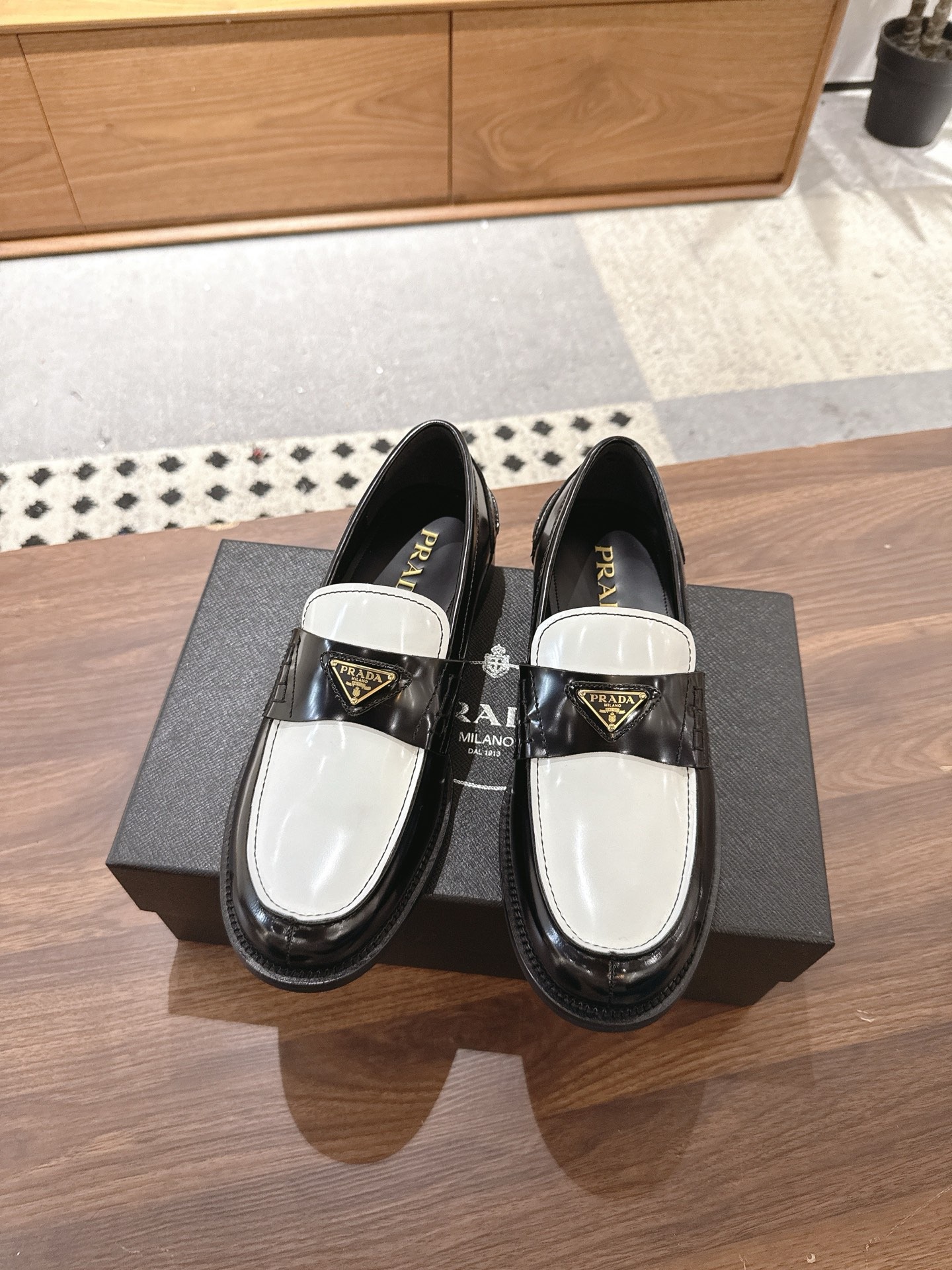 프*다 브러시드 가죽 로퍼