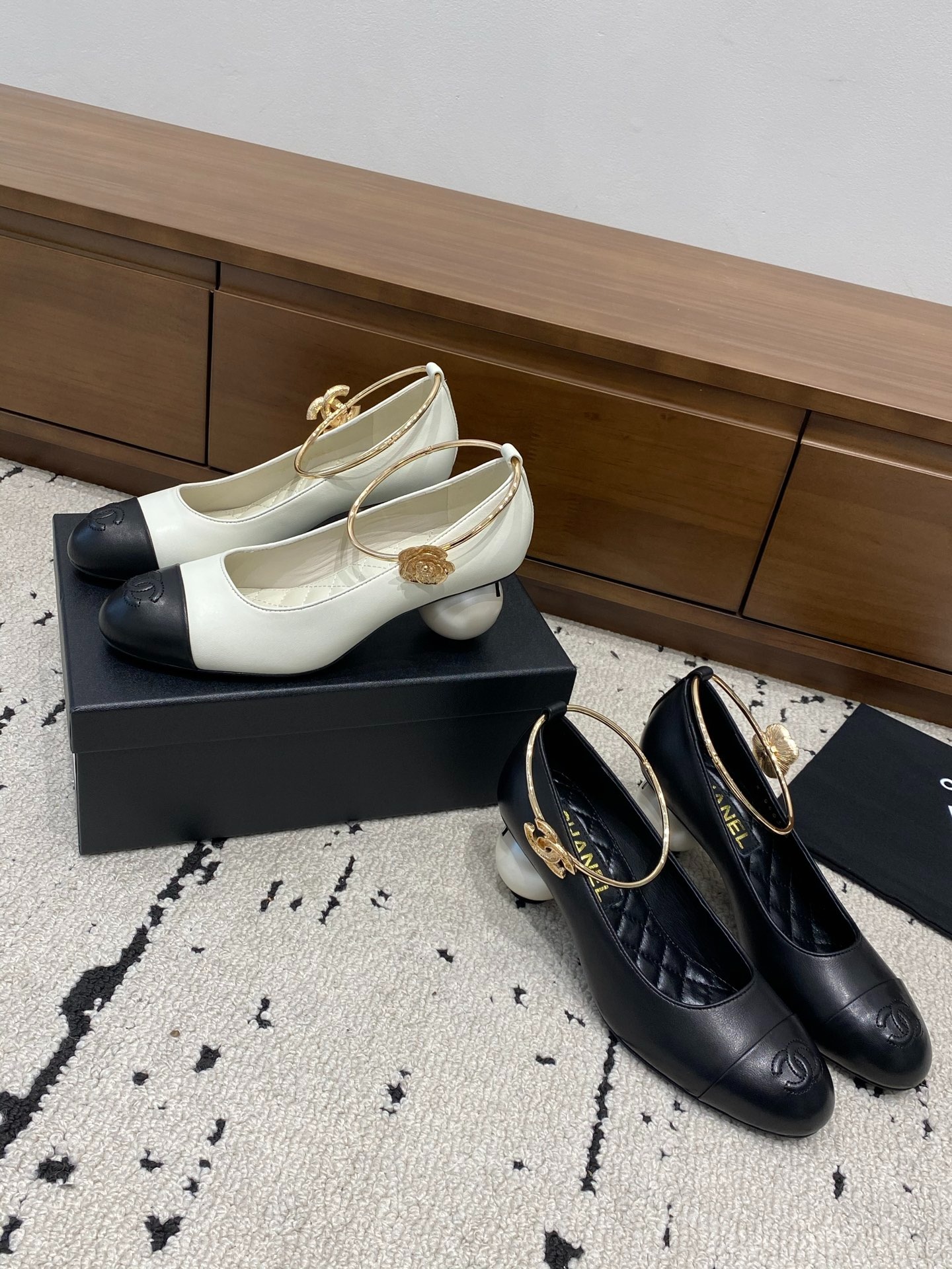 샤* 26 뉴클래식 방울 진주굽 힐