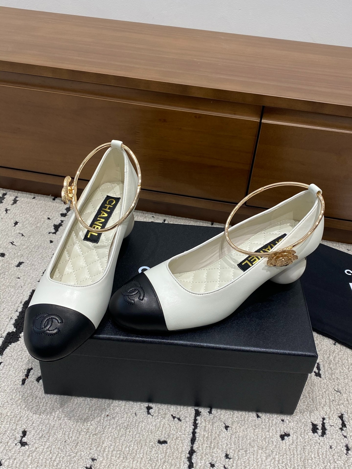 샤* 26 뉴클래식 방울 진주굽 힐