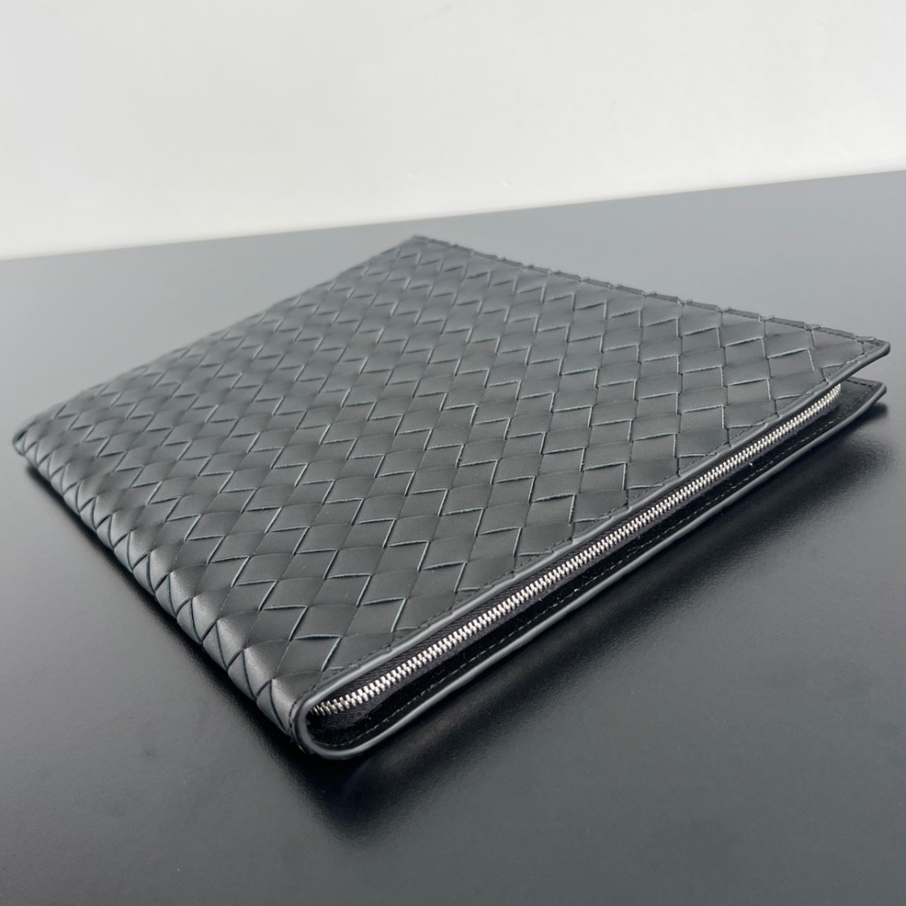 보*가베네타 인트레치아토 레더 하프 지퍼 파우치 607479