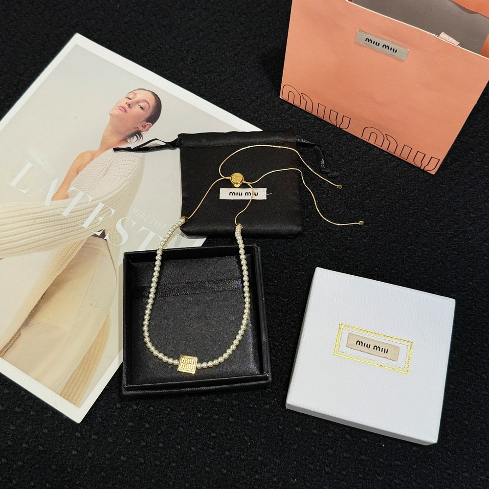 미*미우 스퀘어 이니셜 진주 목걸이