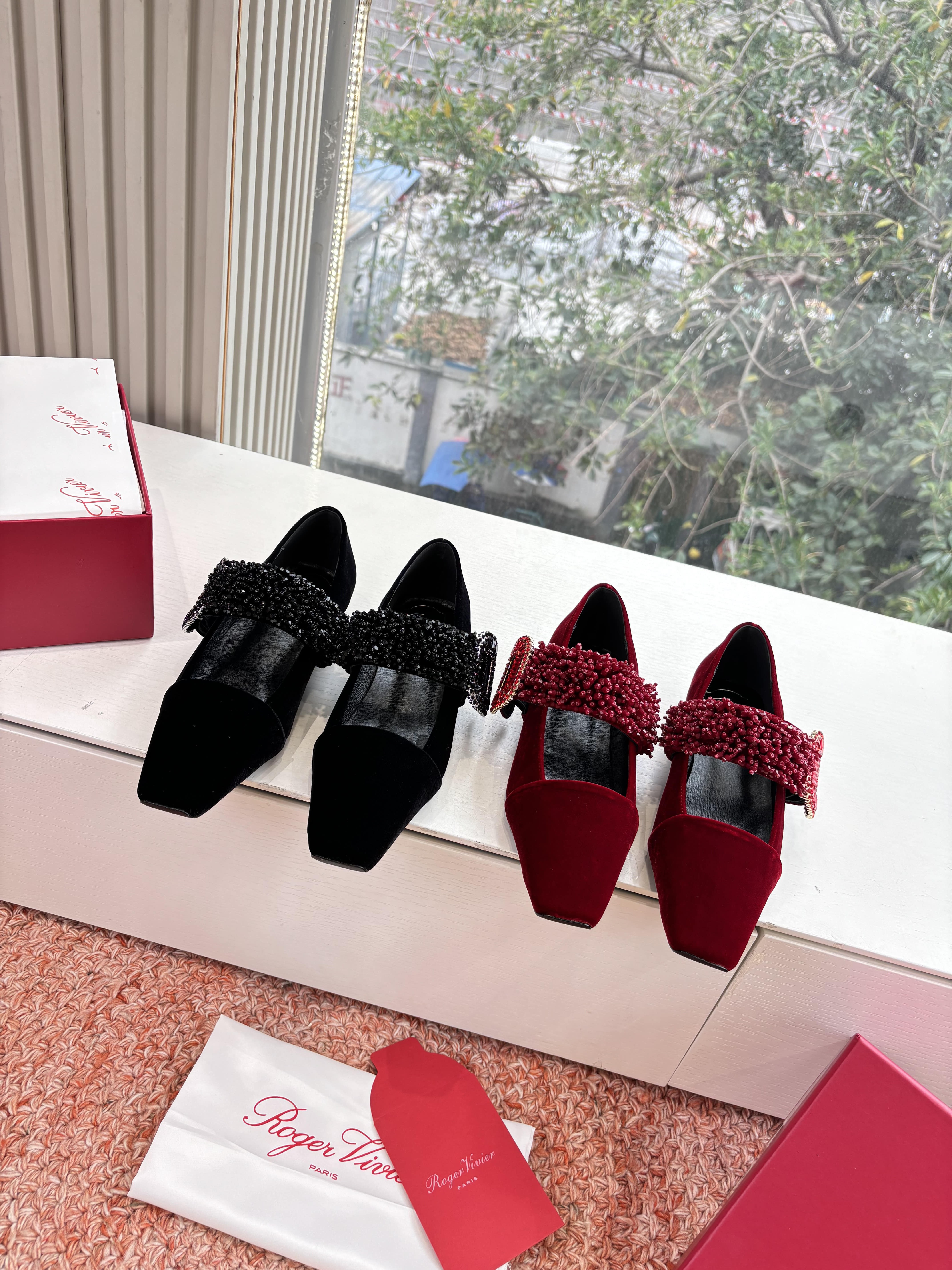 로*비비에 신상 T밴드 샌들