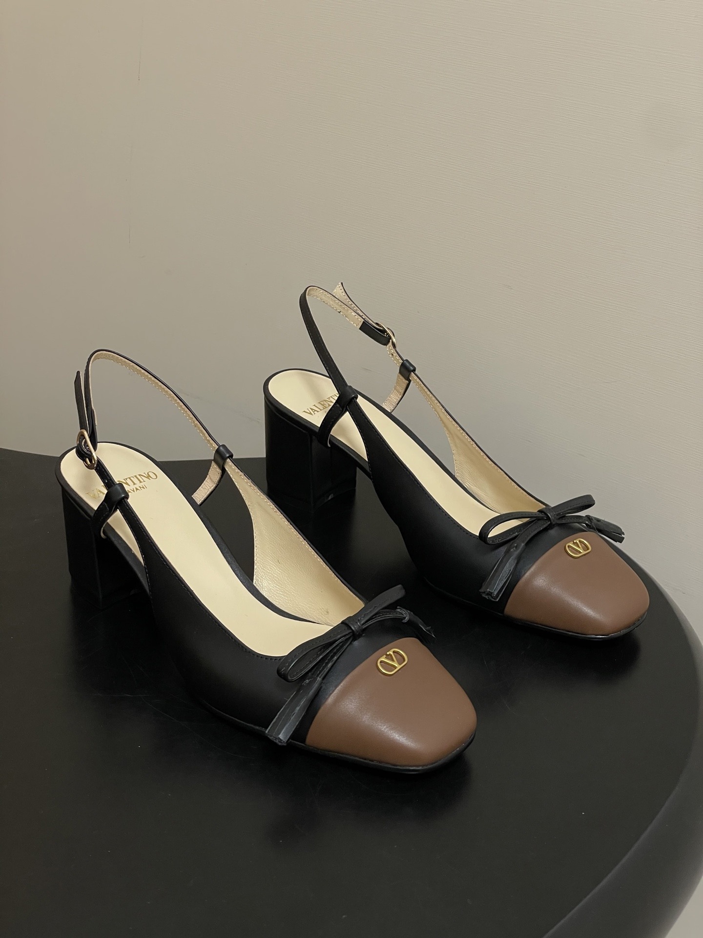 발*티노 클래식 메탈릭 V버클힐