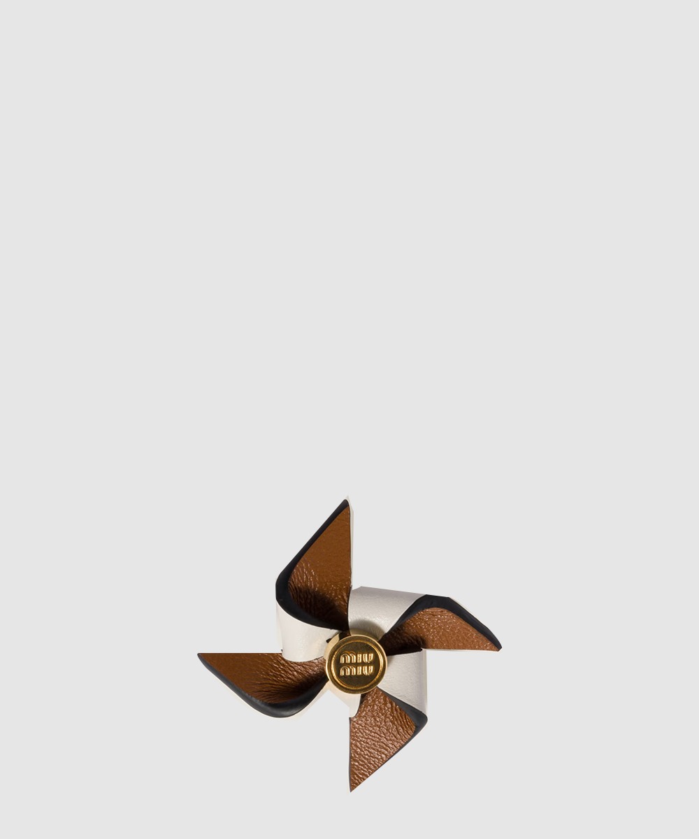 미우미우 가죽 핀휠 브로치 5IS114